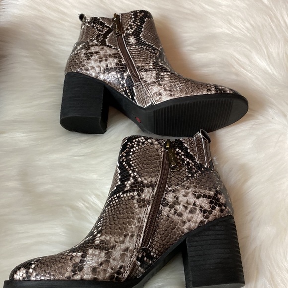 Blondo Waterproof by Snake Print Bootie Size 6 - Picture 3 of 6